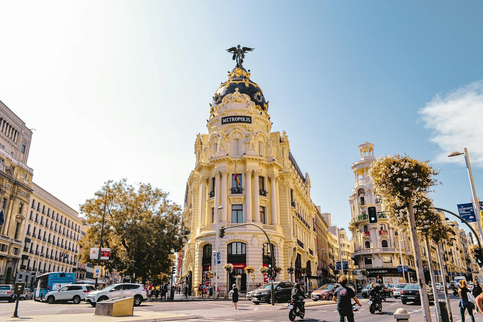 Capture of the Metropolis Building in Madrid with stunning architectural details on a sunny day.